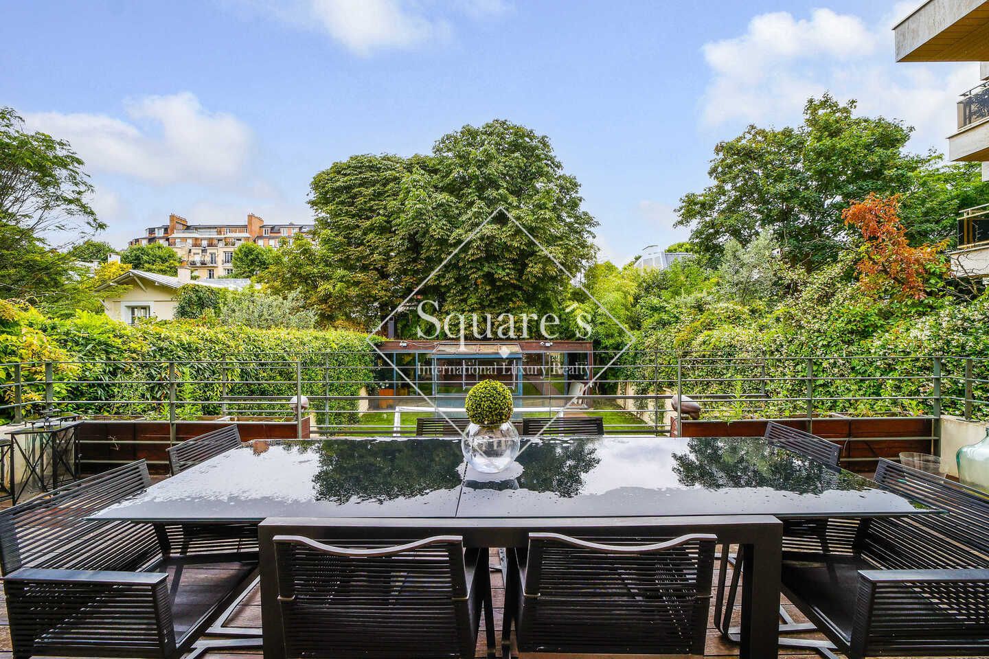 mansion (hôtel particulier) 8 Rooms for sale on Neuilly-sur-Seine (92200)