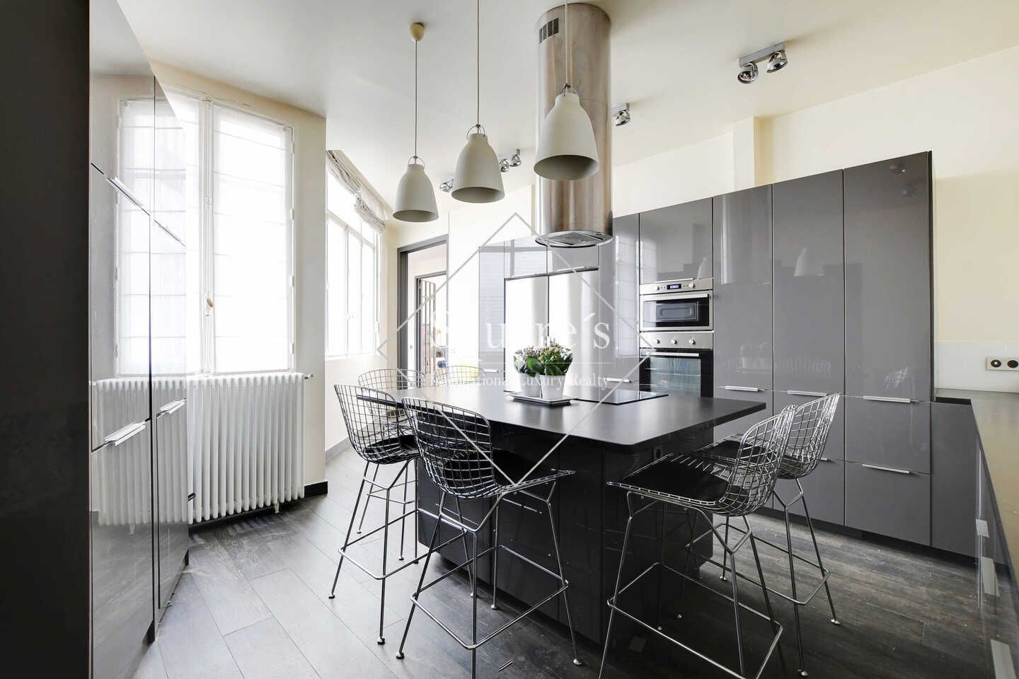 Sale Apartment Neuilly-sur-Seine 6 Rooms 190 m²