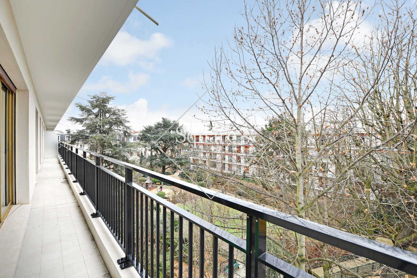 apartment 5 Rooms for sale on Neuilly-sur-Seine (92200)